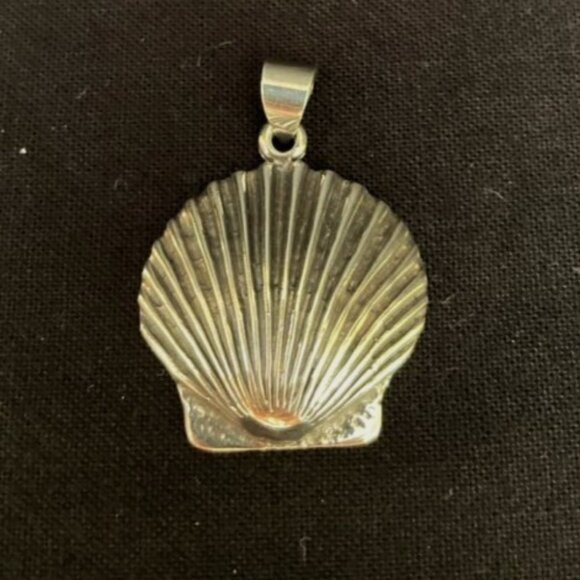 Sterling Silver Scallop Shell Seashell Pendant ~ 4 g Coastal Beachy - Picture 1 of 4